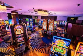 betfay အက်ပ် Myanmar မြန်မာ ကစားသမား mobile phone ဖြင့် Sportsbook Slots ကစားနေသောမြင်ကွင်း